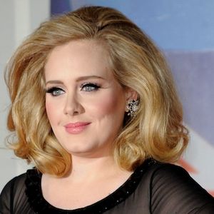 Adele sur le tapis rouge des Brit Awards 2012