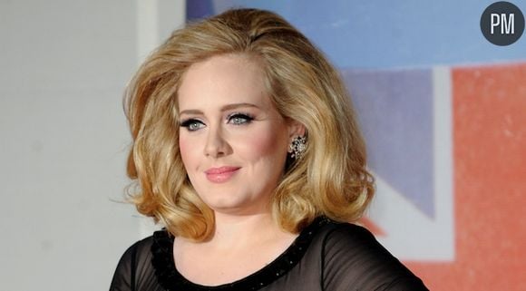 Adele sur le tapis rouge des Brit Awards 2012