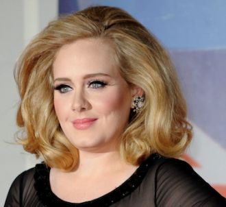 Adele sur le tapis rouge des Brit Awards 2012