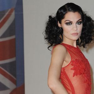 Jessie J sur le tapis rouge des Brit Awards 2012