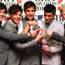 Les "One Direction" sur le tapis rouge des Brit Awards 2012