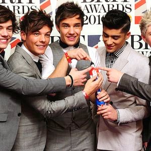 Les "One Direction" sur le tapis rouge des Brit Awards 2012