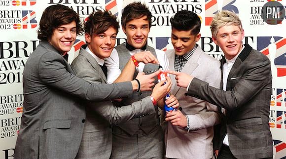 Les "One Direction" sur le tapis rouge des Brit Awards 2012