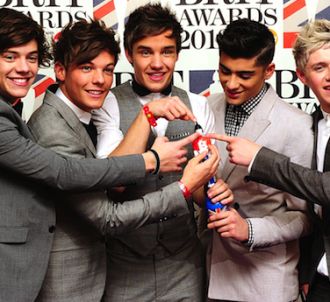 Les 'One Direction' sur le tapis rouge des Brit Awards 2012