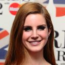 Lana Del Rey sur le tapis rouge des Brit Awards 2012