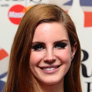 Lana Del Rey sur le tapis rouge des Brit Awards 2012