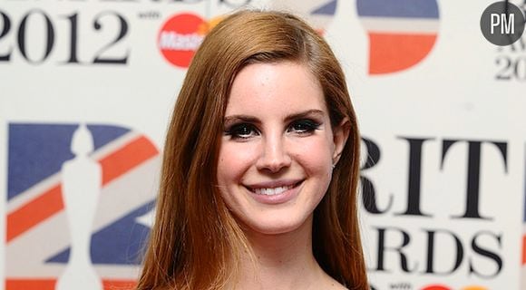 Lana Del Rey sur le tapis rouge des Brit Awards 2012