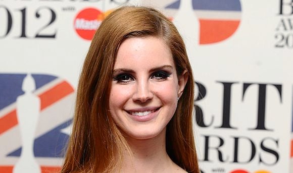 Lana Del Rey sur le tapis rouge des Brit Awards 2012