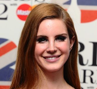 Lana Del Rey sur le tapis rouge des Brit Awards 2012