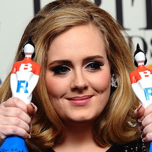 Adele sur le tapis rouge des Brit Awards 2012