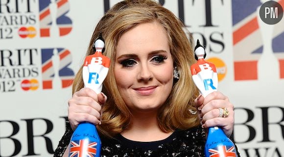 Adele sur le tapis rouge des Brit Awards 2012