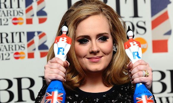 Adele sur le tapis rouge des Brit Awards 2012