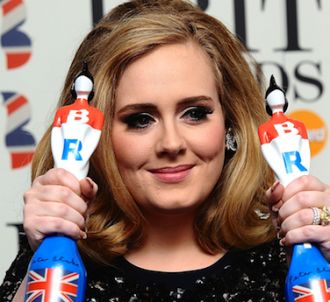 Adele sur le tapis rouge des Brit Awards 2012