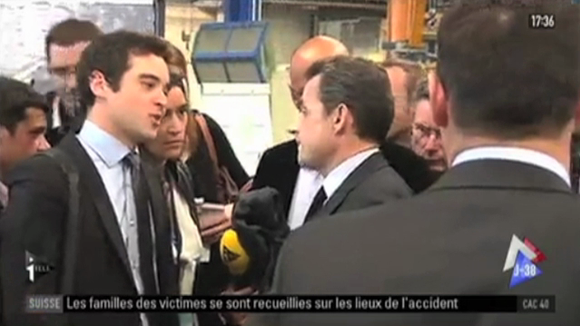 Nicolas Sarkozy traite de "couillon" un journaliste.