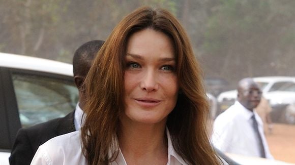 Closer publie une photo de Carla Bruni-Sarkozy déguisée dans la rue