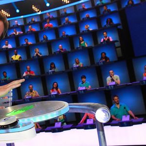 Jean-Luc Reichmann sur le plateau du jeu "Au pied du mur".