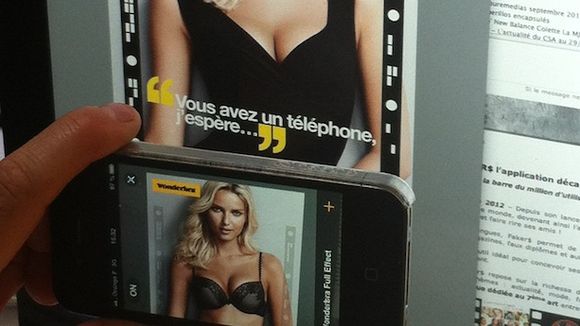 Wonderbra lance une application mobile qui déshabille son égérie