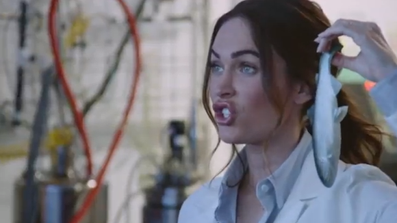 Pub : Megan Fox parle avec les dauphins pour la marque Acer