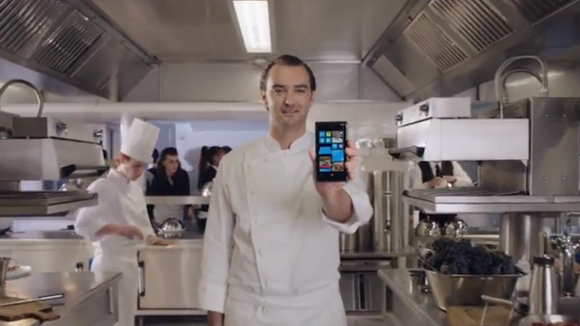 Cyril Lignac et Florent Manaudou présente leur portable dans une pub pour Windows Phone.