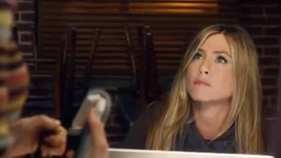 Pub : Jennifer Aniston s'arrache les cheveux à cause d'une mauvaise connexion internet