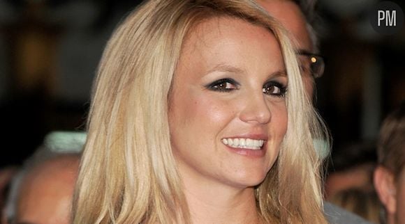 Britney Spears trône à nouveau en tête des charts anglais