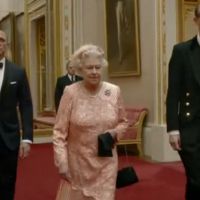 La reine Elizabeth II reçoit un BAFTA d'honneur pour son rôle de James Bond girl