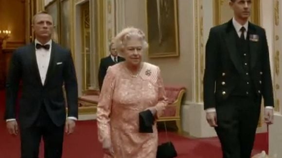 La reine Elizabeth II reçoit un BAFTA d'honneur pour son rôle de James Bond girl