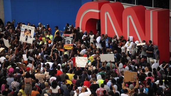 Affaire Zimmerman : une équipe de télé agressée par des manifestants à Los Angeles