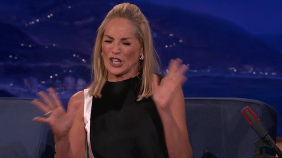 Zapping : Sharon Stone rejoue la fameuse scène de "Basic Instinct" dans un late show