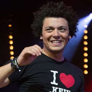 Kev Adams : "The Young Man Show", ce soir sur W9