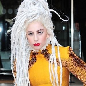 Lady Gaga se dit "trahie" et s'excuse auprès de ses fans