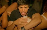 Enrique Iglesias et Pitbull dévoilent le clip de "I'm A Freak"