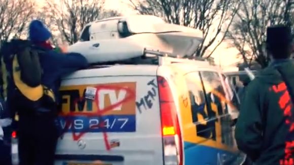 Un camion satellite de BFMTV vandalisé à Nantes devant les caméras