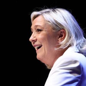 Marine Le Pen ne "supporte plus" Canal+.