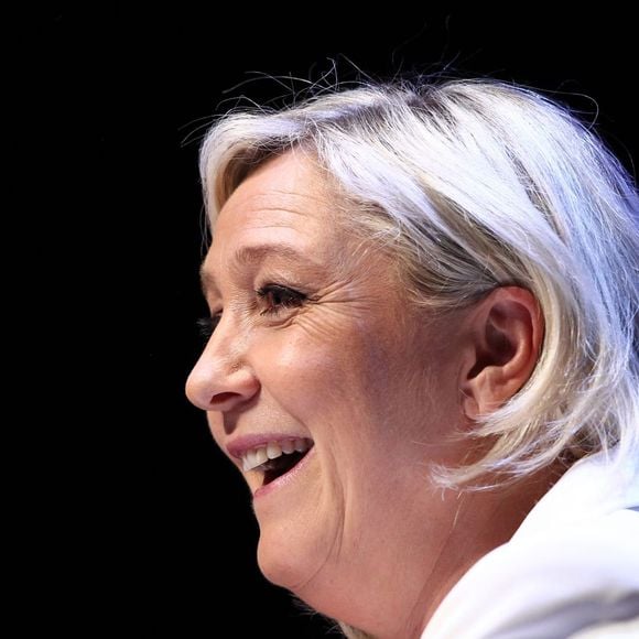 Marine Le Pen ne "supporte plus" Canal+.