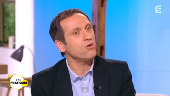 Quand un chroniqueur de "La Quotidienne" fait tomber son oreillette dans les toilettes