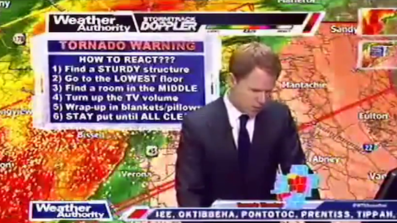 Tornade aux Etats-Unis : le monsieur météo d'une chaîne locale évacue le plateau en direct