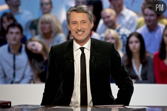 Comme une grande partie des téléspectateurs, Antoine de Caunes sera devant sa télé lundi soir pour suivre France/Nigeria sur TF1.