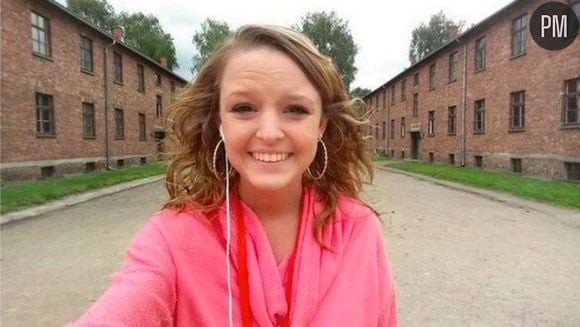 Breanna Mitchell tout sourire à Auschwitz