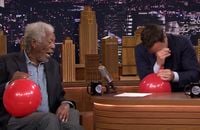 Morgan Freeman avale de l'hélium face à Jimmy Fallon