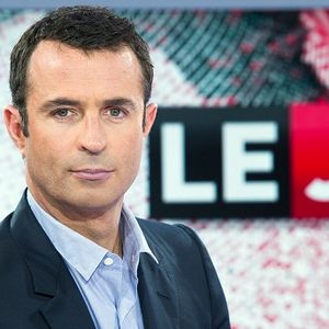 Victor Robert aux commandes du JT semaine de Canal+