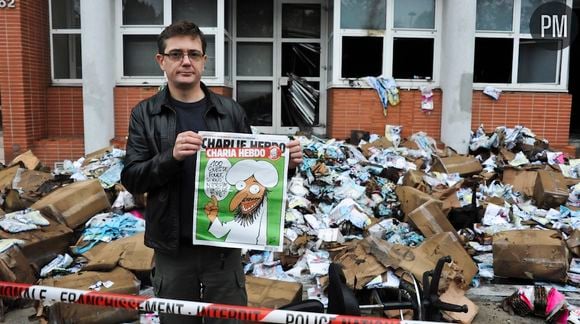 Charb devant les locaux de "Charlie Hebdo" en 2011