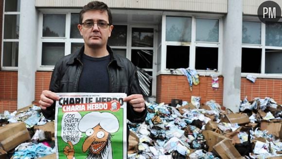 Charb devant les locaux de "Charlie Hebdo" détruits par un cocktail Molotov en 2011