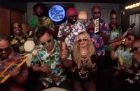 Madonna, Jimmy Fallon et les Roots reprennent "Holiday"