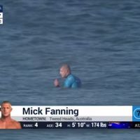 Un surfeur attaqué par un requin en direct pendant un championnat