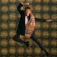 Pub : Burberry fête les 15 ans de "Billy Elliot" avec Elton John, Julie Walters et Romeo Beckham