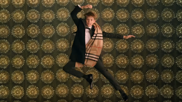 Pub : Burberry fête les 15 ans de "Billy Elliot" avec Elton John, Julie Walters et Romeo Beckham