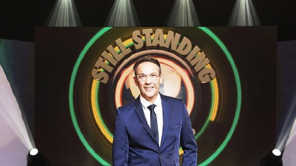 D8 : Julien Courbet ironise sur le retard de la première de "Still Standing ! Qui passera à la trappe ?"