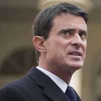 Franceinfo détourne l'enfarinage de Manuel Valls en chant de Noël