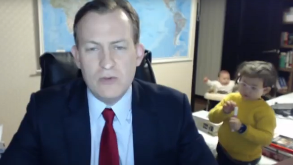 Les enfants d'un expert perturbent son duplex sur BBC News